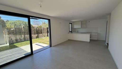 ESTRENÁ CON GRAN JARDÍN