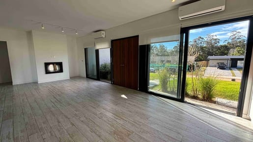 MODERNA EN BARRIO PRIVADO