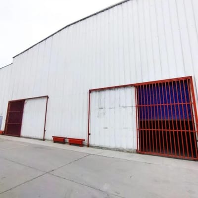 Locales Industriales con RACKS  en Alquiler  Ate