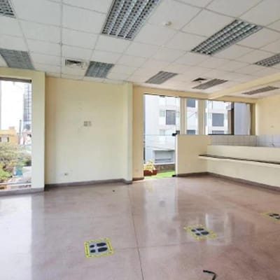 Oficina Implementada en alquiler   m  San isidro