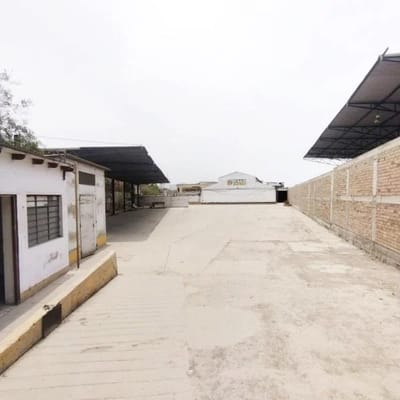 Local Industrial de  m  Con almacn de ESTRENO  de  metros de altura en ATE