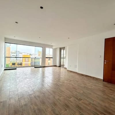 Vendo flat en la Urb Higuereta Surco de m con balcn