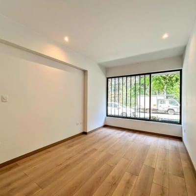 Vendo Comodo Flat de Estreno en Primer Piso con Vista a Parque
