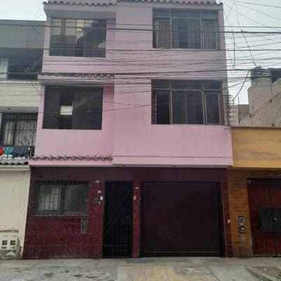 EDIFICIO DE TRES PISOS COCHERA Y AZOTEA EN COMAS