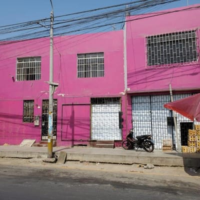 OCASIN VENTA DE LOCAL COMERCIAL DE  PISOS CERCA AL MERCADO ARENALES