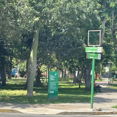 VENTA CASA EN LA AURORA   MT frente a parque