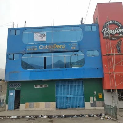 SE ALQUILA LOCAL COMERCIAL  FRENTE AL MERCADO SANTA ROSA