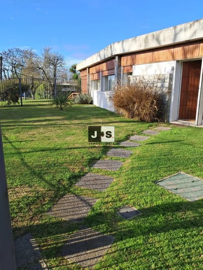 Alquilo Casa 2 dormitorios amoblada en Punta Gorda con cochera