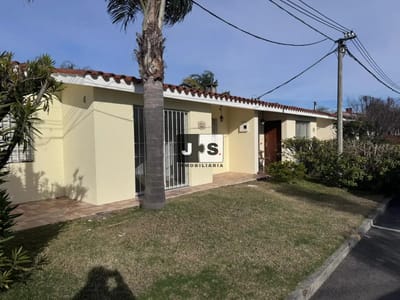 Alquiler de casa con 4 dormitorios en Carrasco