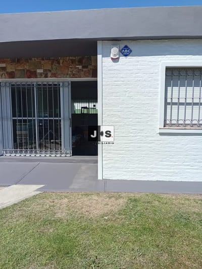 Alquilo casa de 3 dormitorios con cochera en Ciudad de la Costa