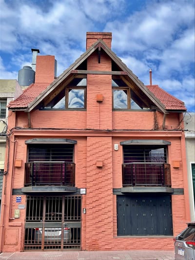 Venta Casa Pocitos 4 Dormitorios 3 Baños Garaje, Parrillero y Estufa a Leña
