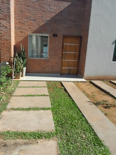 Casa en venta c/ cochera en Mora Cué
