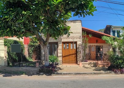 Casa en venta c/ cochera en Tembetary