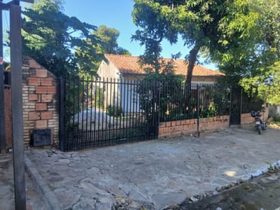 Casa En Venta C/ Cochera En Lambare