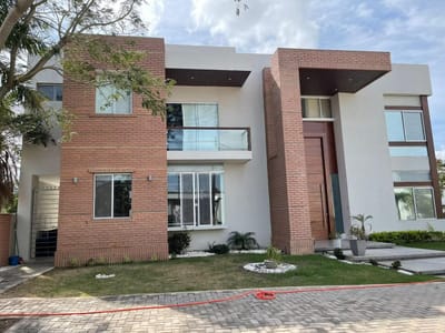 Santa Cruz La Vieja Urubó - Casa en Alquiler
