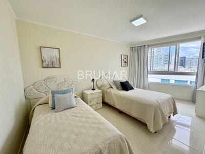 Apartamento en venta de tres suites y servicio en playa mansa