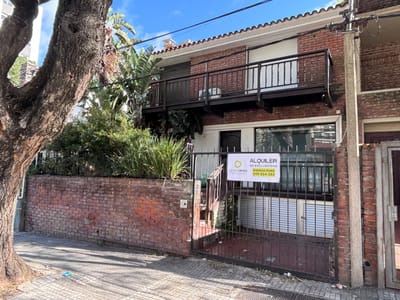Casa en venta c/ cochera en Puerto Buceo