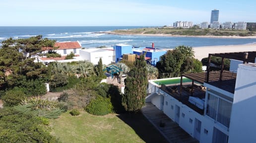 Proa, espectacular propiedad de 5 dormitorios a pasos del mar.