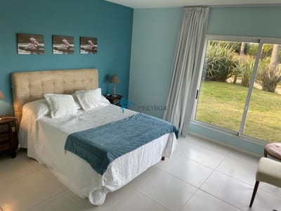 EN VENTA COMODA CASA DE 6 DORMITORIOS CERCA DE PLAYA MONTOYA