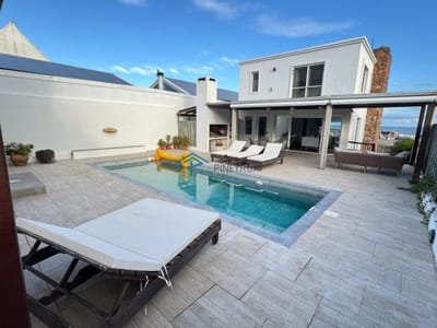 EN VENTA COMODA CASA EN MONTOYA FRENTE AL MAR 5 DORMITORIOS