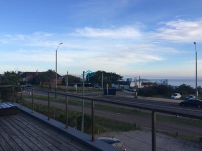CASA DE TRES DORMITORIOS EN ALQUILER EN MANANTIALES CON VISTA AL MAR