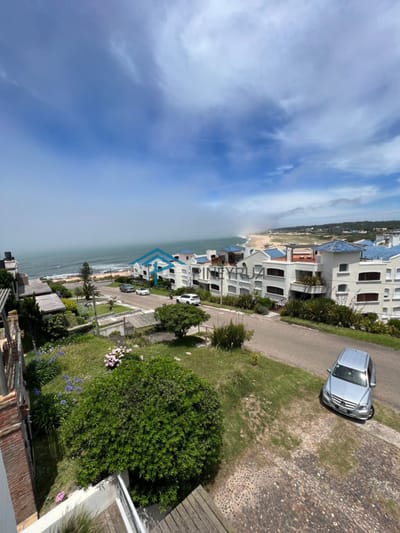 Manantiales, a metros del mar, amplia casa con terrazas, y vista al mar.