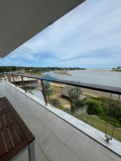 La Barra, edificio Delamar, 3 suites, vista única al arroyo y al mar, en la desembocadura. Servicio de mucama.