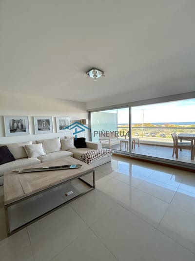 Alquiler Temporal Apartamento en Brava, 2 suites, terraza con vista al mar, excelentes servicios.