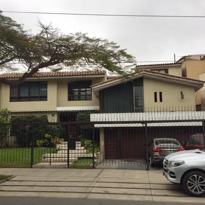 Preciosa casa en San Isidro Corpac frente a parque