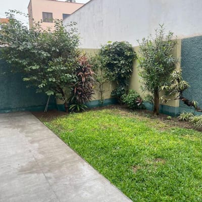 Casa en calle cerrada  dormitorios  cocheras precio negociable