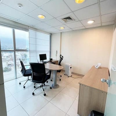 Amplia Oficina con  despachos privados Av Encalada  Cerca Embajada Americana