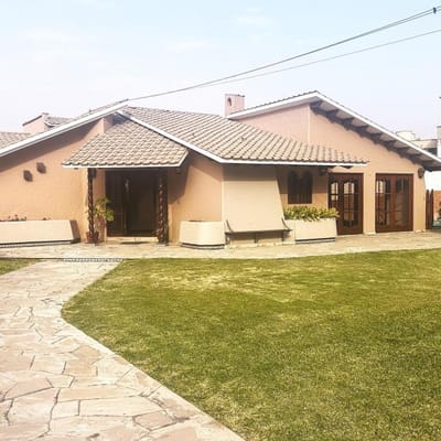 BELLA CASA EN CONDOMINIO FRENTE A PARQUE