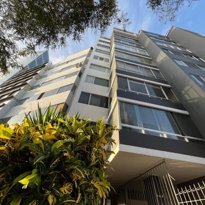 Vendo buen flat interior de m y  dorm frente CC Larcomar USD