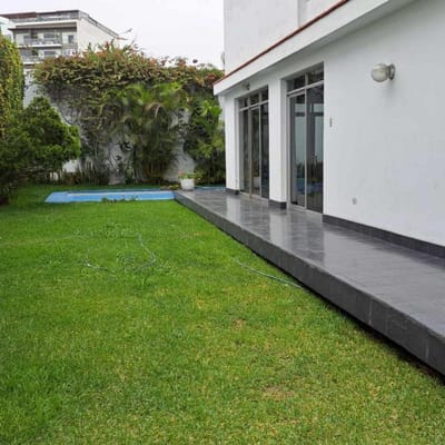Vendo amplia e iluminada casa con piscina y jardines ATm