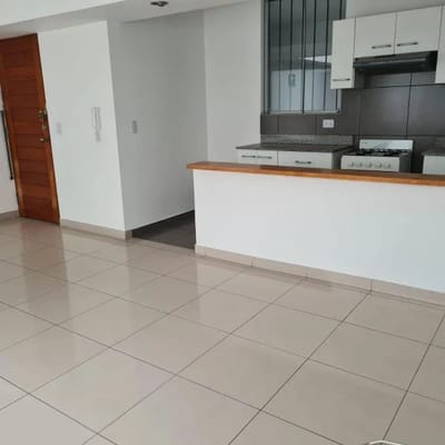Alquilo departamento en primer piso  dormitorio  area de servicio
