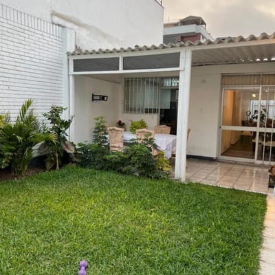 Vendo bonita casa remodelada UN SOLO PISO  ATm  jardn