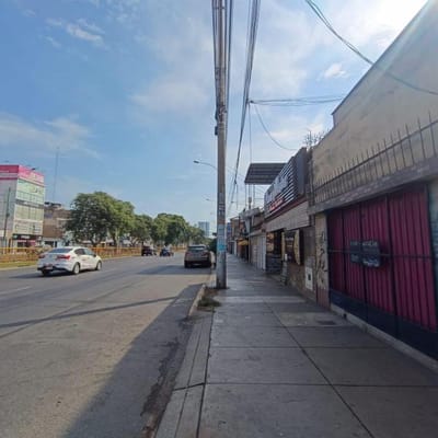 Vendo casa como terreno en Av Canad zona comercial y residencial San Luis