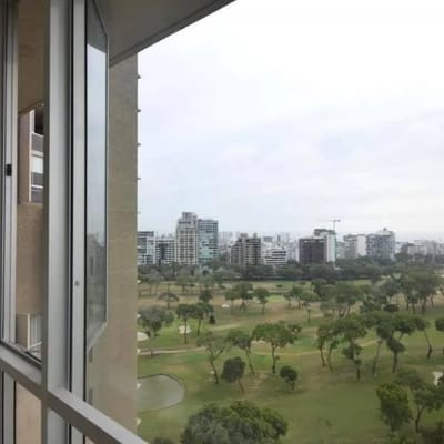 Vendo moderno departamento de m  dorm frente al Golf San Isidro