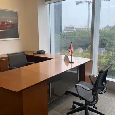 Alquilo oficina exclusiva de m IMPLEMENTADA en Zona comercial de San Isidro