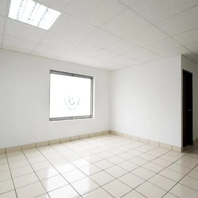 Alquilo oficina implementada de m en Zona Comercial de San Isidro  SIOF