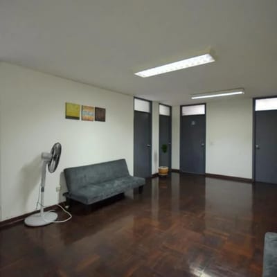 Vendo oficinaconsultorio de m  a Pasos de La Av Santa Cruz Miraflores