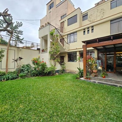 Vendo casa de  pisos doble jardn amplio en Ramn Ribeyro Barranco