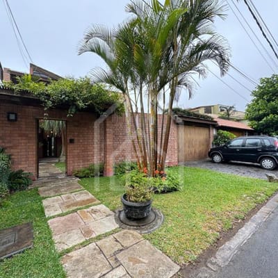 Bella Casa en Venta Frente a Parque en Condominio Cerrado