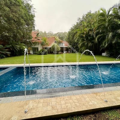 Exclusiva Casa con Amplio Jardn y Piscina en Esquina San Isidro