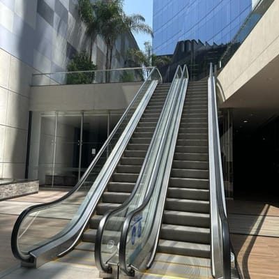 Oficina en Venta en Edificio MORE con Vista Parcial al Golf   Cocheras