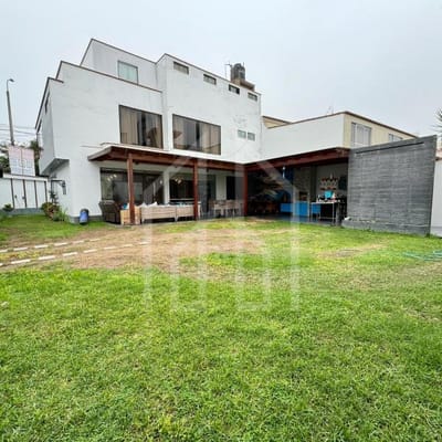 Excelente Casa en Esquina con Amplio Jardn con Bar y BBQ y Mini Depa