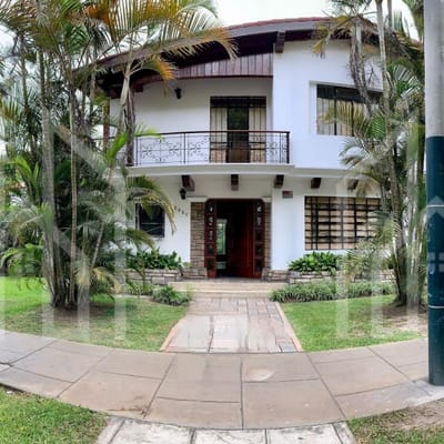 OCASIN Enorme Casa como Terreno en Venta en Avenida Salaverry