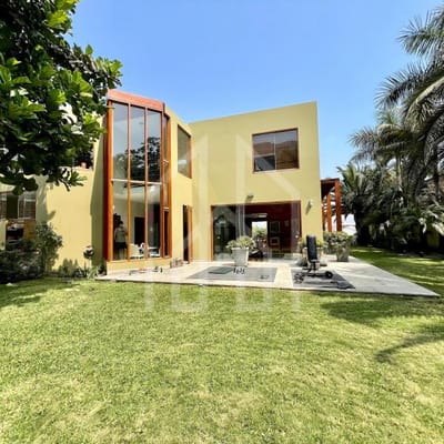 Espectacular Casa con Jardines en Venta en La Planicie