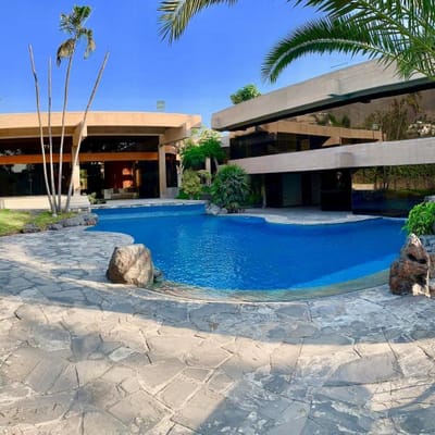 EXCLUSIVA CASA A PASOS DE LA ENTRADA PRINCIPAL DE CASUARINAS