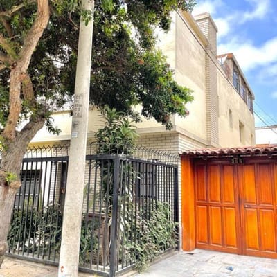 CASA EN MIRAFLORES  PISOS MAS AZOTEA A DOS CUADRAS DE LARCOMAR